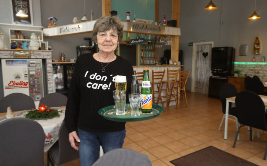 Silvesterparty zwischen See und Kiefern: Die Wilscher Gaststätte Zur Waldesruh serviert deutsche Küche und Fassbier