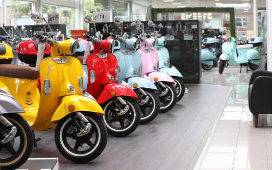 So cool fährt die Zukunft: Das Autohaus Schlingmann in Gamsen bietet drei stilvolle Modelle der Elektroller von Dreems an