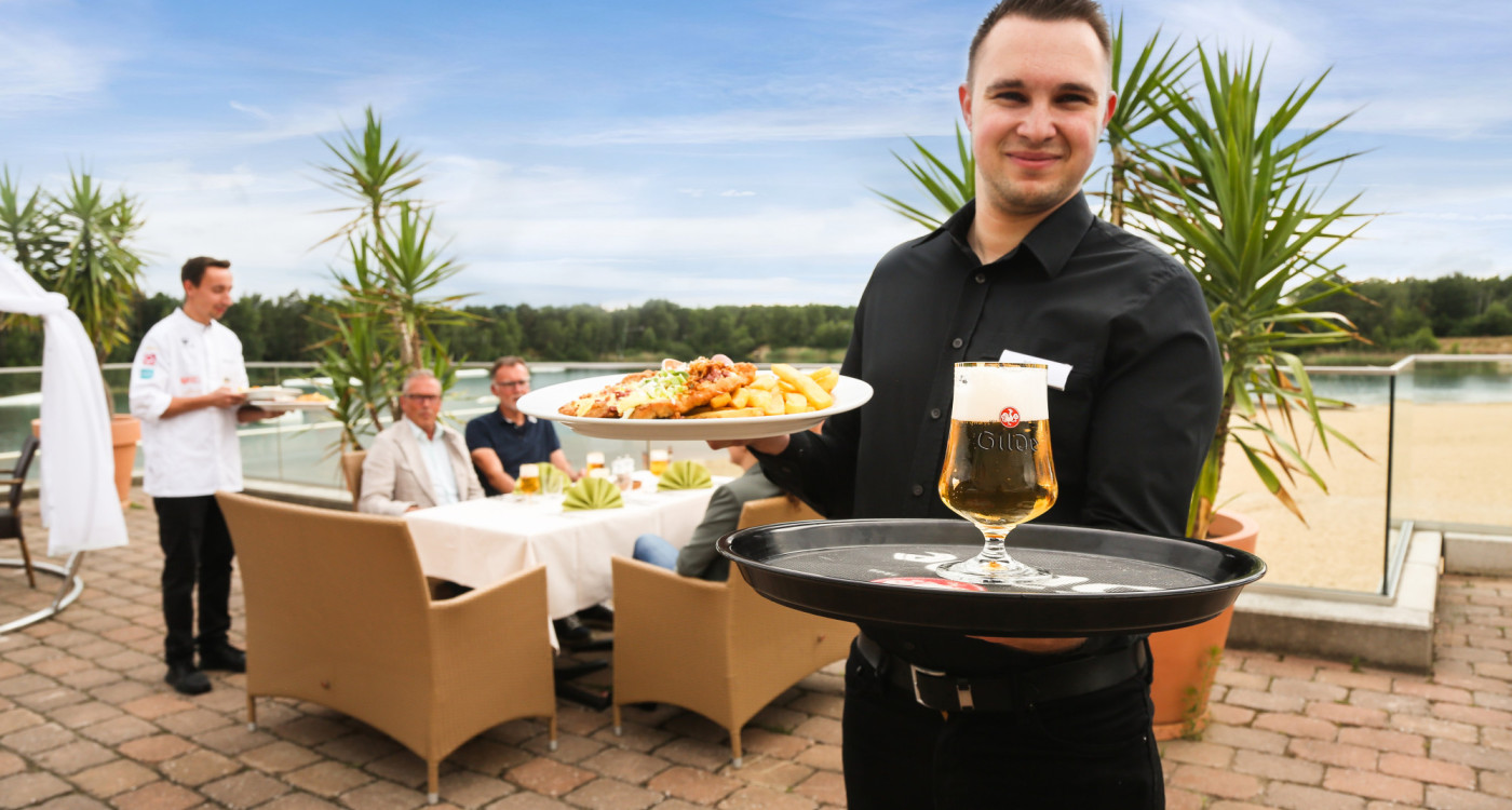 So einfach geht Strandurlaub: Der Bernsteinsee lockt mit Strand-Lounge, Restaurant und Beachclub nach Stüde