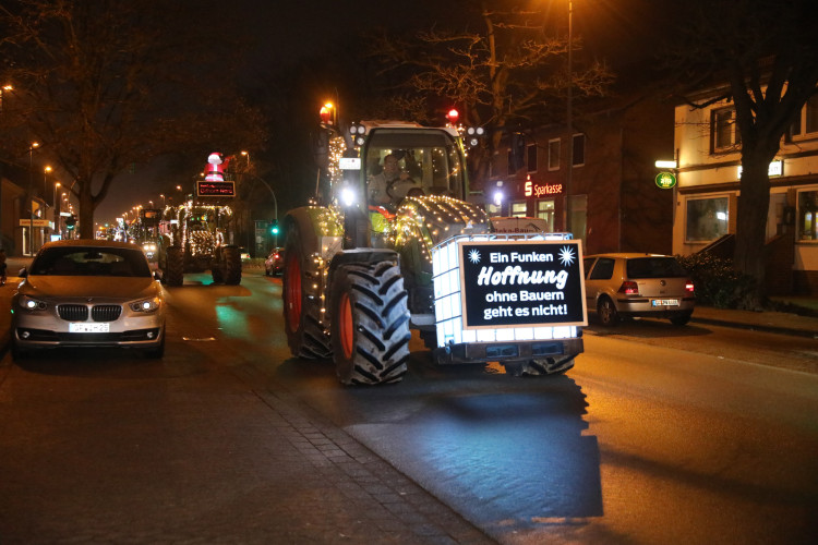 So habt Ihr die Gifhorner Trecker noch nie gesehen: KURT zeigt die bunte Lichterfahrt in einer großen Foto-Galerie