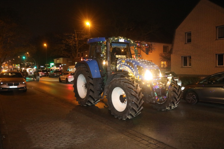 So habt Ihr die Gifhorner Trecker noch nie gesehen: KURT zeigt die bunte Lichterfahrt in einer großen Foto-Galerie