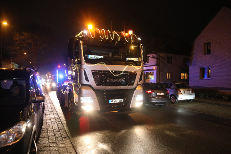 So habt Ihr die Gifhorner Trecker noch nie gesehen: KURT zeigt die bunte Lichterfahrt in einer großen Foto-Galerie