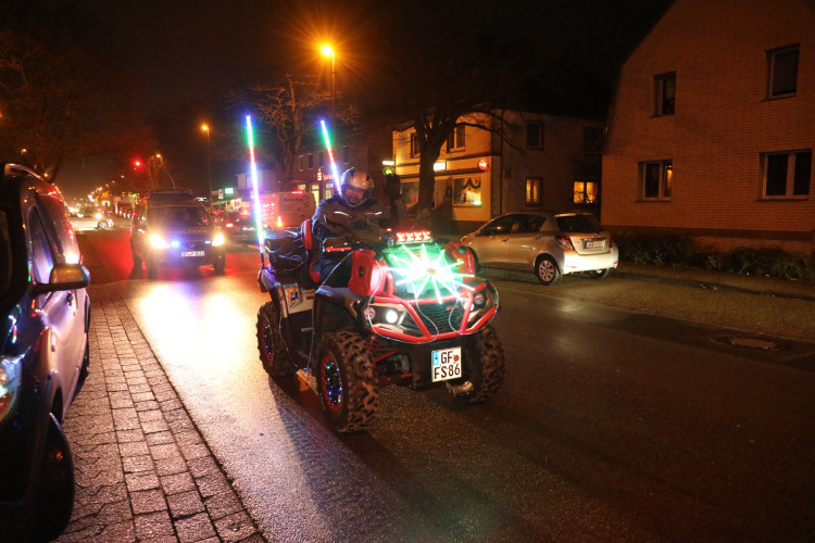 So habt Ihr die Gifhorner Trecker noch nie gesehen: KURT zeigt die bunte Lichterfahrt in einer großen Foto-Galerie