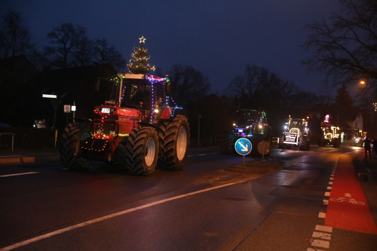 So habt Ihr die Gifhorner Trecker noch nie gesehen: KURT zeigt die bunte Lichterfahrt in einer großen Foto-Galerie