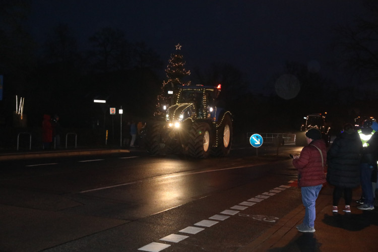 So habt Ihr die Gifhorner Trecker noch nie gesehen: KURT zeigt die bunte Lichterfahrt in einer großen Foto-Galerie