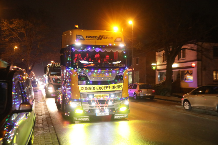 So habt Ihr die Gifhorner Trecker noch nie gesehen: KURT zeigt die bunte Lichterfahrt in einer großen Foto-Galerie