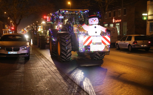 So habt Ihr die Gifhorner Trecker noch nie gesehen: KURT zeigt die bunte Lichterfahrt in einer großen Foto-Galerie