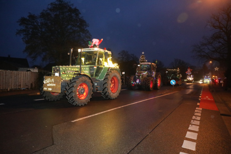 So habt Ihr die Gifhorner Trecker noch nie gesehen: KURT zeigt die bunte Lichterfahrt in einer großen Foto-Galerie