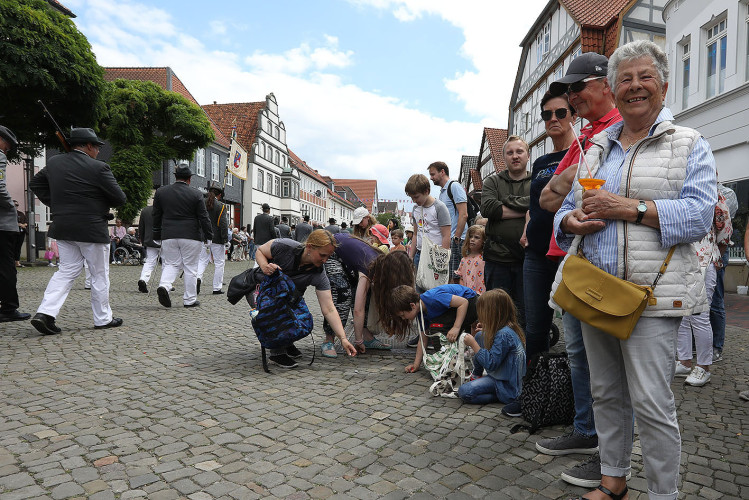 So klang das Gifhorner Schützenfest aus: Der Sonntag mit dem großen Umzug lockte zahlreiche Gifhorner Vereine auf die Straße