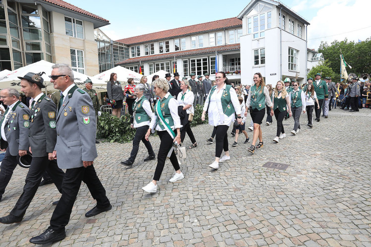 So klang das Gifhorner Schützenfest aus: Der Sonntag mit dem großen Umzug lockte zahlreiche Gifhorner Vereine auf die Straße