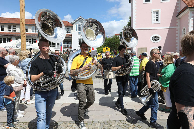 So klang das Gifhorner Schützenfest aus: Der Sonntag mit dem großen Umzug lockte zahlreiche Gifhorner Vereine auf die Straße