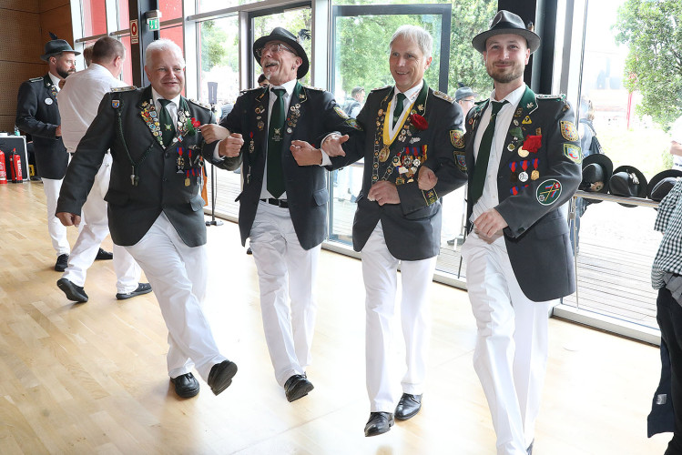 So klang das Gifhorner Schützenfest aus: Der Sonntag mit dem großen Umzug lockte zahlreiche Gifhorner Vereine auf die Straße