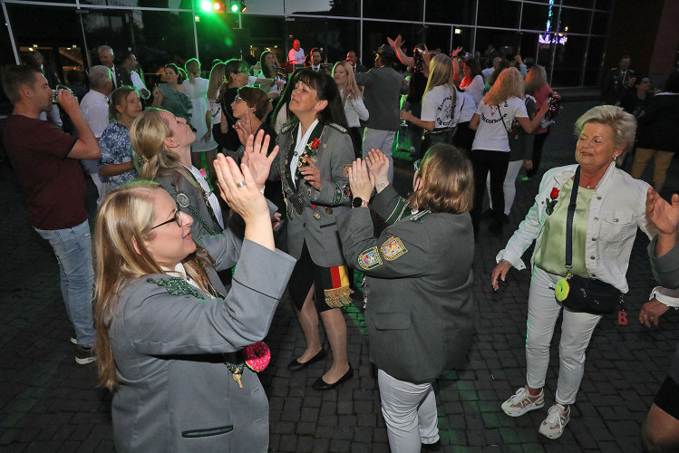 So klang das Gifhorner Schützenfest aus: Der Sonntag mit dem großen Umzug lockte zahlreiche Gifhorner Vereine auf die Straße
