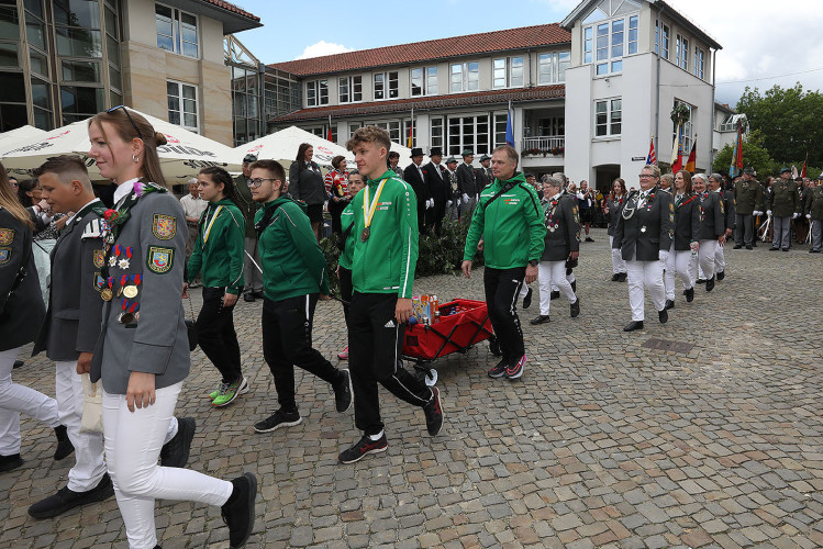 So klang das Gifhorner Schützenfest aus: Der Sonntag mit dem großen Umzug lockte zahlreiche Gifhorner Vereine auf die Straße