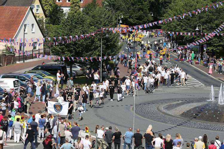 So klang das Gifhorner Schützenfest aus: Der Sonntag mit dem großen Umzug lockte zahlreiche Gifhorner Vereine auf die Straße