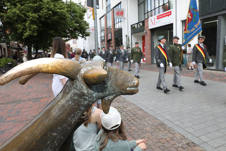 So klang das Gifhorner Schützenfest aus: Der Sonntag mit dem großen Umzug lockte zahlreiche Gifhorner Vereine auf die Straße