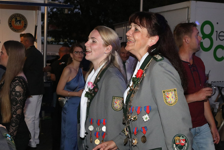So klang das Gifhorner Schützenfest aus: Der Sonntag mit dem großen Umzug lockte zahlreiche Gifhorner Vereine auf die Straße