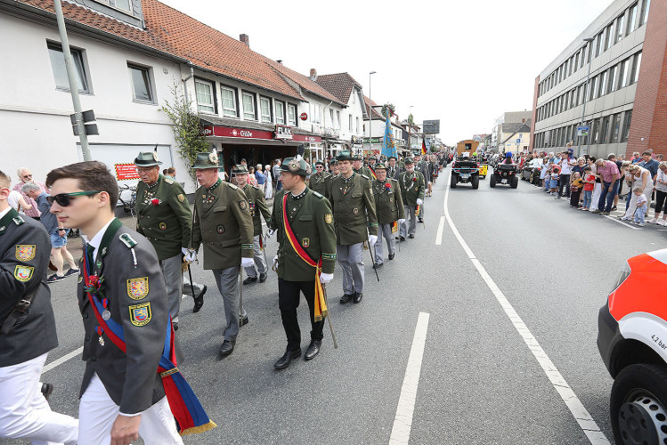 So klang das Gifhorner Schützenfest aus: Der Sonntag mit dem großen Umzug lockte zahlreiche Gifhorner Vereine auf die Straße
