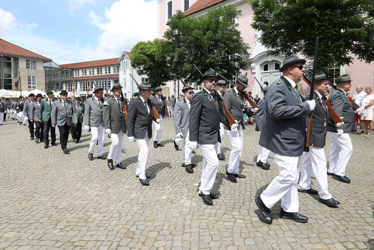 So klang das Gifhorner Schützenfest aus: Der Sonntag mit dem großen Umzug lockte zahlreiche Gifhorner Vereine auf die Straße