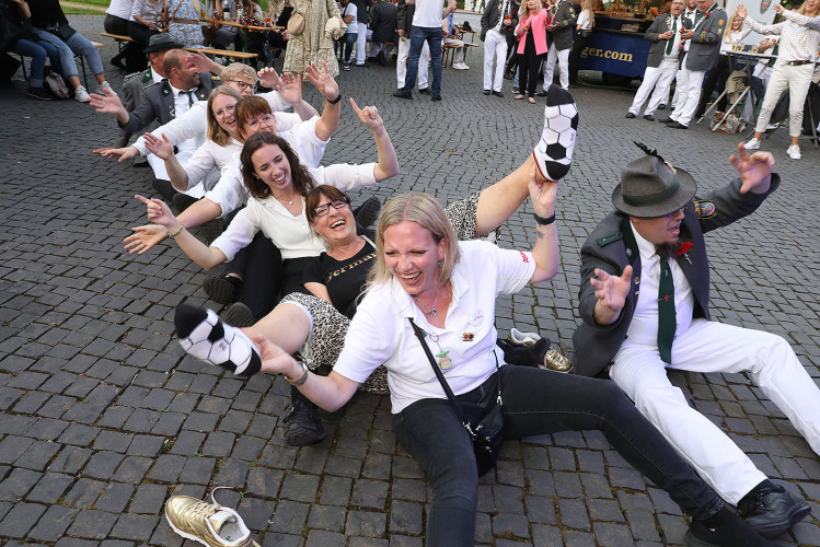 So klang das Gifhorner Schützenfest aus: Der Sonntag mit dem großen Umzug lockte zahlreiche Gifhorner Vereine auf die Straße