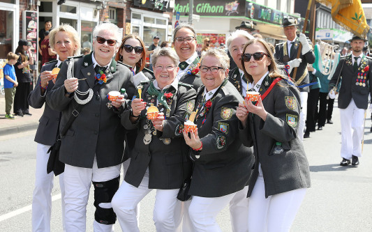 So klang das Gifhorner Schützenfest aus: Der Sonntag mit dem großen Umzug lockte zahlreiche Gifhorner Vereine auf die Straße