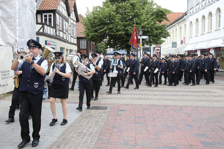 So klang das Gifhorner Schützenfest aus: Der Sonntag mit dem großen Umzug lockte zahlreiche Gifhorner Vereine auf die Straße