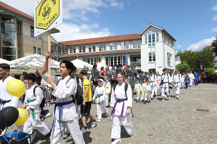 So klang das Gifhorner Schützenfest aus: Der Sonntag mit dem großen Umzug lockte zahlreiche Gifhorner Vereine auf die Straße