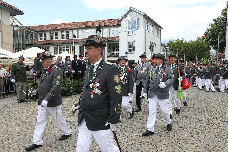 So klang das Gifhorner Schützenfest aus: Der Sonntag mit dem großen Umzug lockte zahlreiche Gifhorner Vereine auf die Straße
