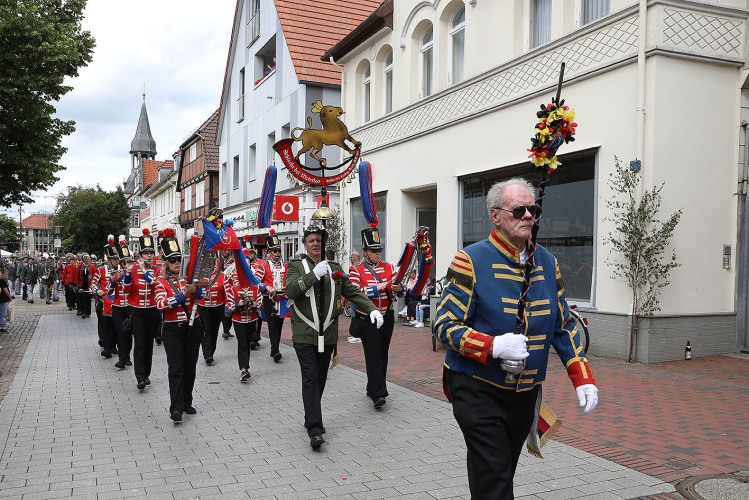 So klang das Gifhorner Schützenfest aus: Der Sonntag mit dem großen Umzug lockte zahlreiche Gifhorner Vereine auf die Straße