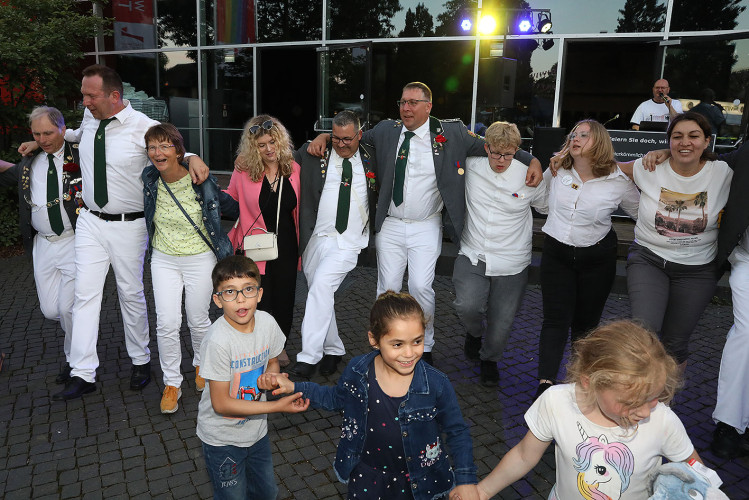 So klang das Gifhorner Schützenfest aus: Der Sonntag mit dem großen Umzug lockte zahlreiche Gifhorner Vereine auf die Straße