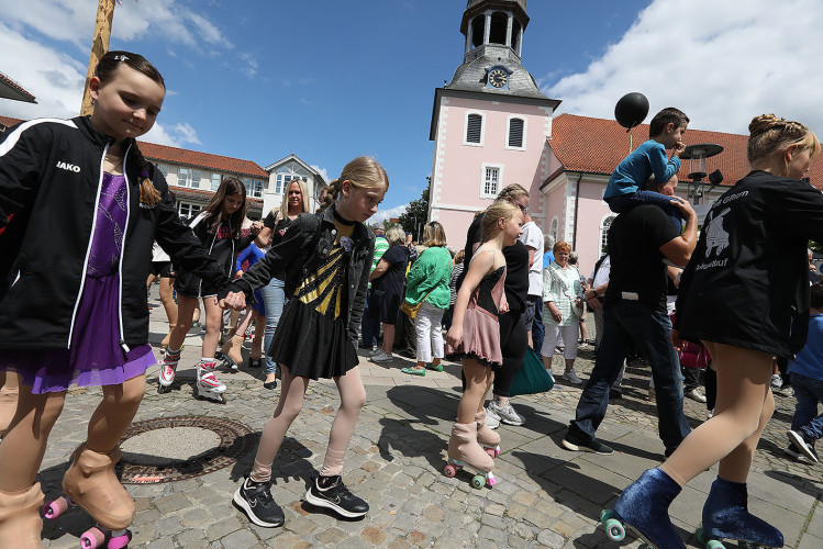 So klang das Gifhorner Schützenfest aus: Der Sonntag mit dem großen Umzug lockte zahlreiche Gifhorner Vereine auf die Straße
