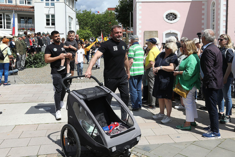 So klang das Gifhorner Schützenfest aus: Der Sonntag mit dem großen Umzug lockte zahlreiche Gifhorner Vereine auf die Straße