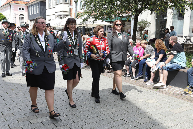So klang das Gifhorner Schützenfest aus: Der Sonntag mit dem großen Umzug lockte zahlreiche Gifhorner Vereine auf die Straße