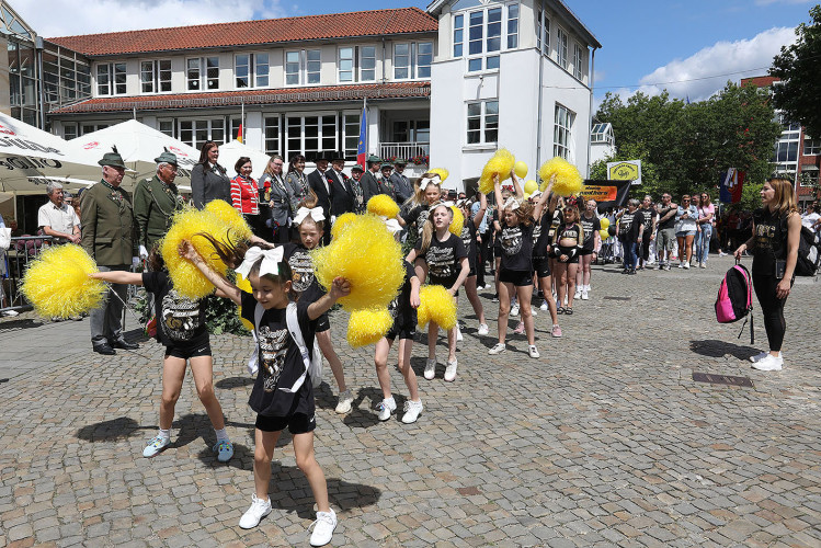 So klang das Gifhorner Schützenfest aus: Der Sonntag mit dem großen Umzug lockte zahlreiche Gifhorner Vereine auf die Straße