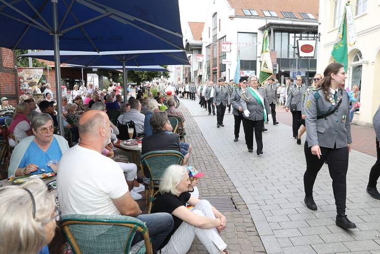 So klang das Gifhorner Schützenfest aus: Der Sonntag mit dem großen Umzug lockte zahlreiche Gifhorner Vereine auf die Straße