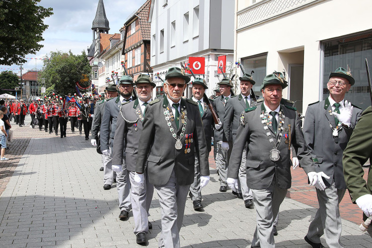 So klang das Gifhorner Schützenfest aus: Der Sonntag mit dem großen Umzug lockte zahlreiche Gifhorner Vereine auf die Straße