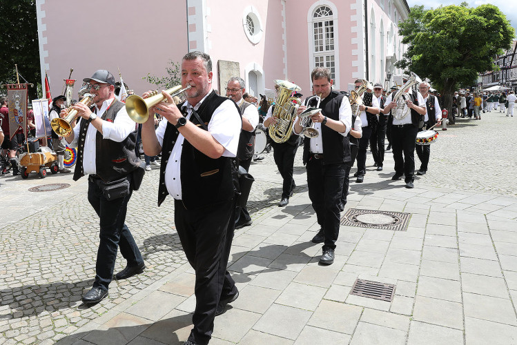 So klang das Gifhorner Schützenfest aus: Der Sonntag mit dem großen Umzug lockte zahlreiche Gifhorner Vereine auf die Straße
