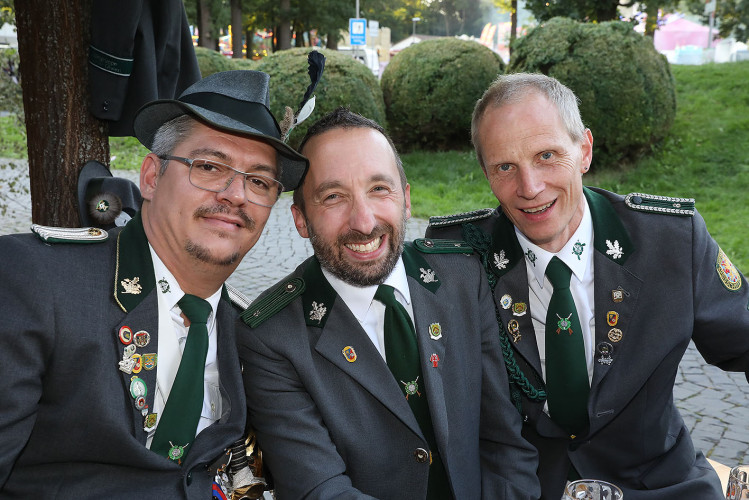 So klang das Gifhorner Schützenfest aus: Der Sonntag mit dem großen Umzug lockte zahlreiche Gifhorner Vereine auf die Straße