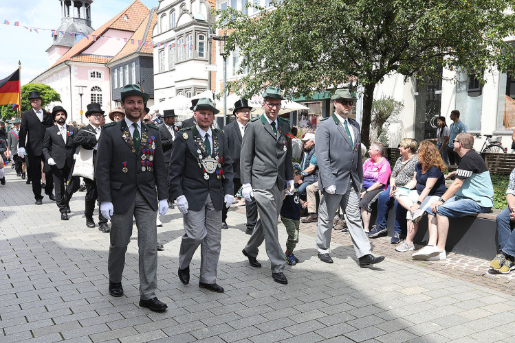 So klang das Gifhorner Schützenfest aus: Der Sonntag mit dem großen Umzug lockte zahlreiche Gifhorner Vereine auf die Straße