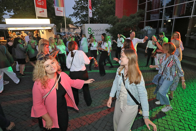 So klang das Gifhorner Schützenfest aus: Der Sonntag mit dem großen Umzug lockte zahlreiche Gifhorner Vereine auf die Straße