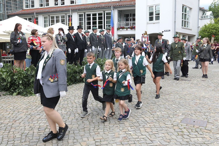So klang das Gifhorner Schützenfest aus: Der Sonntag mit dem großen Umzug lockte zahlreiche Gifhorner Vereine auf die Straße