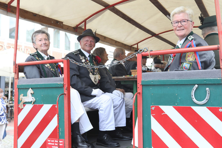 So klang das Gifhorner Schützenfest aus: Der Sonntag mit dem großen Umzug lockte zahlreiche Gifhorner Vereine auf die Straße