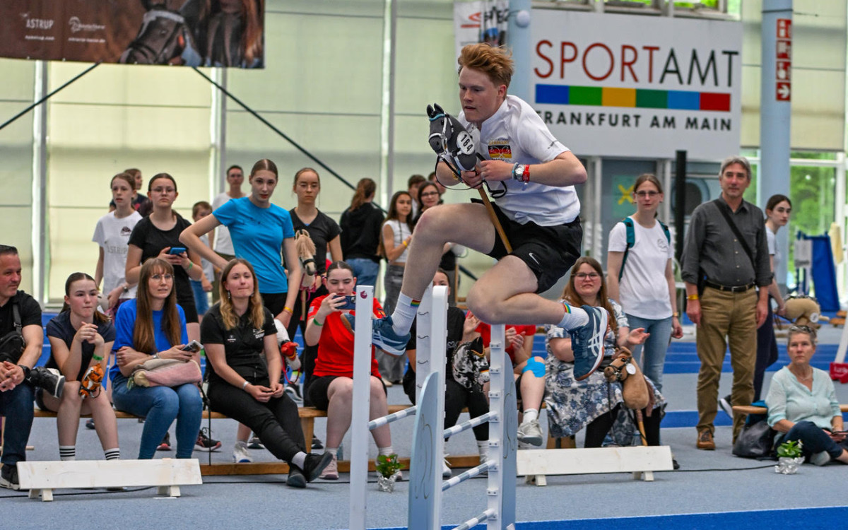 So rasant elegant hüpft kaum einer über die Hürden: Max Gohde vom SV Ribbesbüttel tritt bei der Hobby-Horsing-EM in Prag an