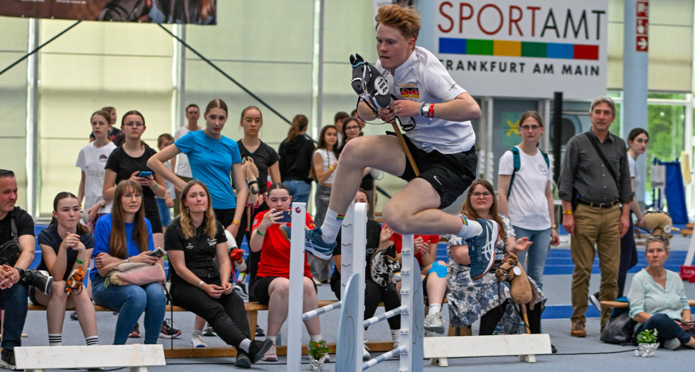 So rasant elegant hüpft kaum einer über die Hürden: Max Gohde vom SV Ribbesbüttel tritt bei der Hobby-Horsing-EM in Prag an