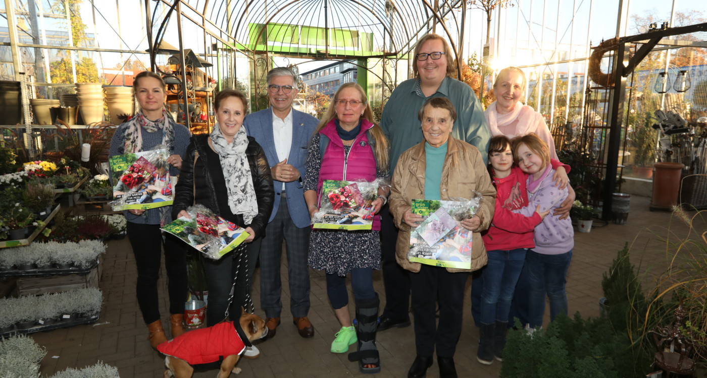 So schön blüht‘s in unserem Landkreis: Gewinnerinnen des 6. Gifhorner Balkon-Wettbewerbs nehmen Gutscheine entgegen