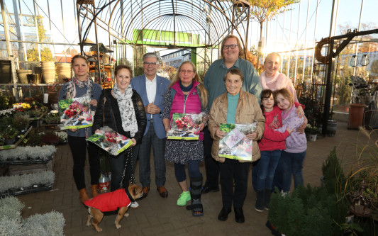 So schön blüht‘s in unserem Landkreis: Gewinnerinnen des 6. Gifhorner Balkon-Wettbewerbs nehmen Gutscheine entgegen
