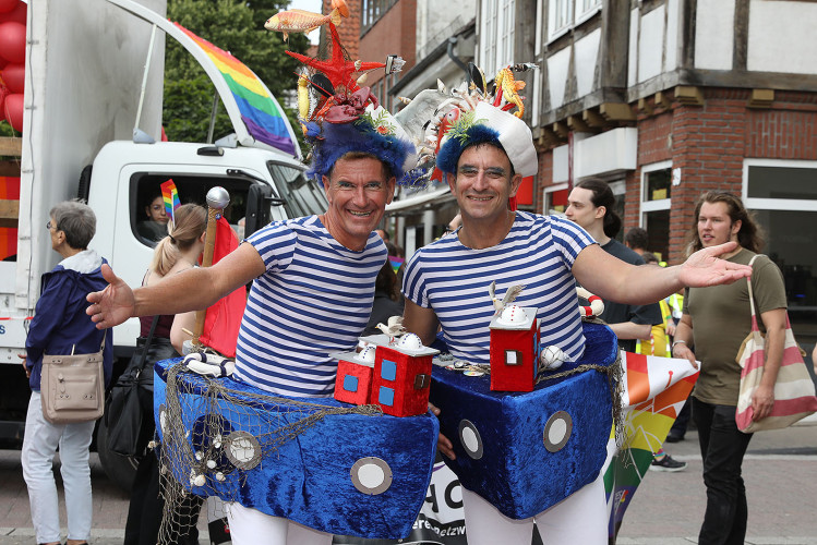 So schön bunt ist unsere Stadt: Hunderte Personen laufen beim CSD durch Gifhorn