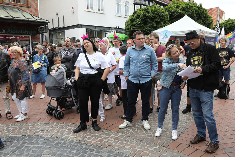 So schön bunt ist unsere Stadt: Hunderte Personen laufen beim CSD durch Gifhorn