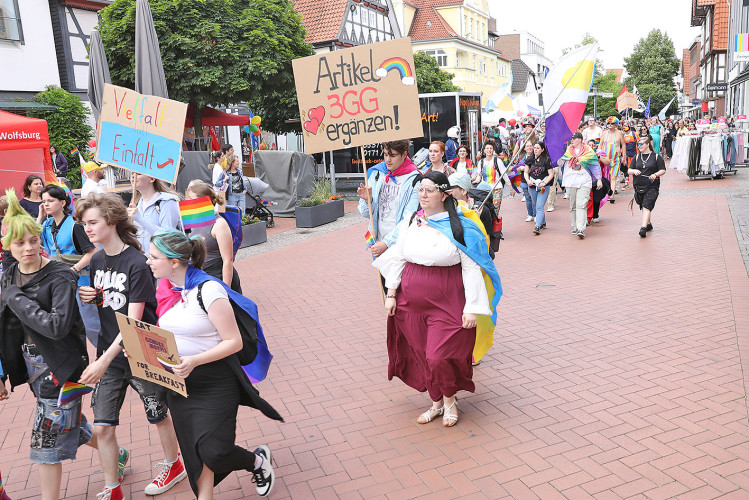 So schön bunt ist unsere Stadt: Hunderte Personen laufen beim CSD durch Gifhorn