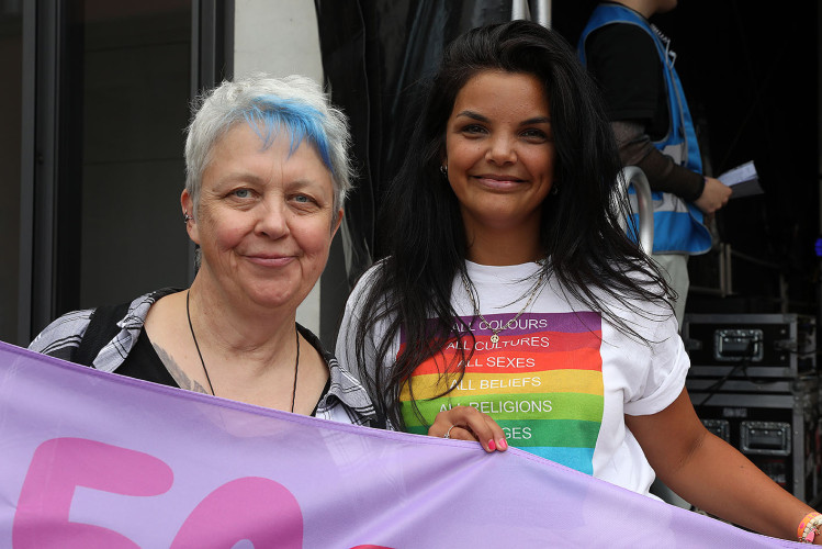 So schön bunt ist unsere Stadt: Hunderte Personen laufen beim CSD durch Gifhorn